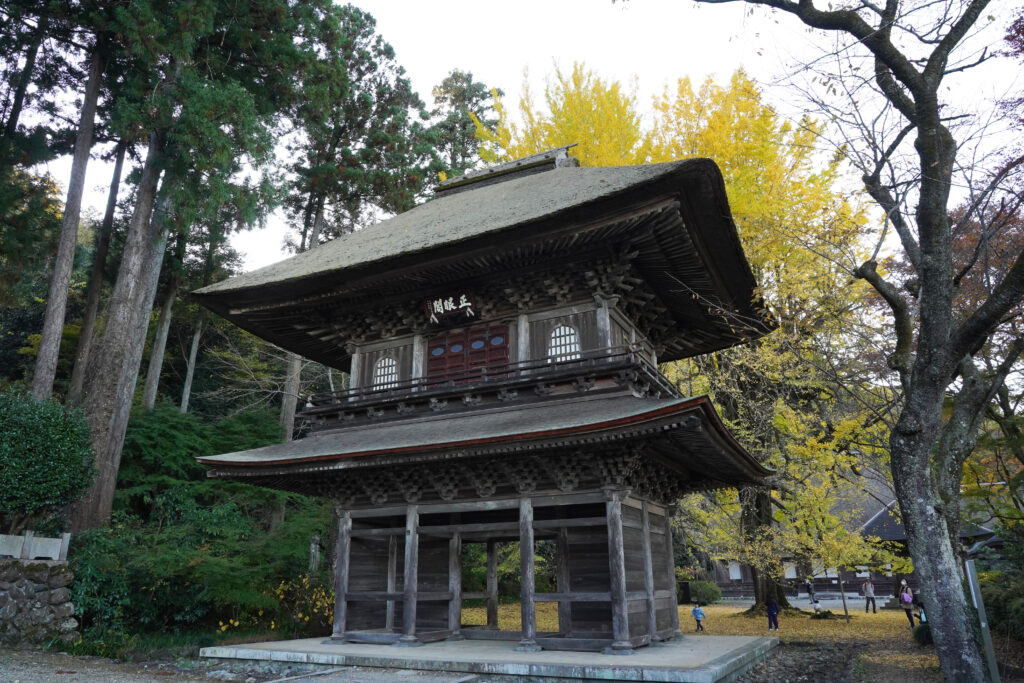 kotokuji temples gate and the large gingko trees
